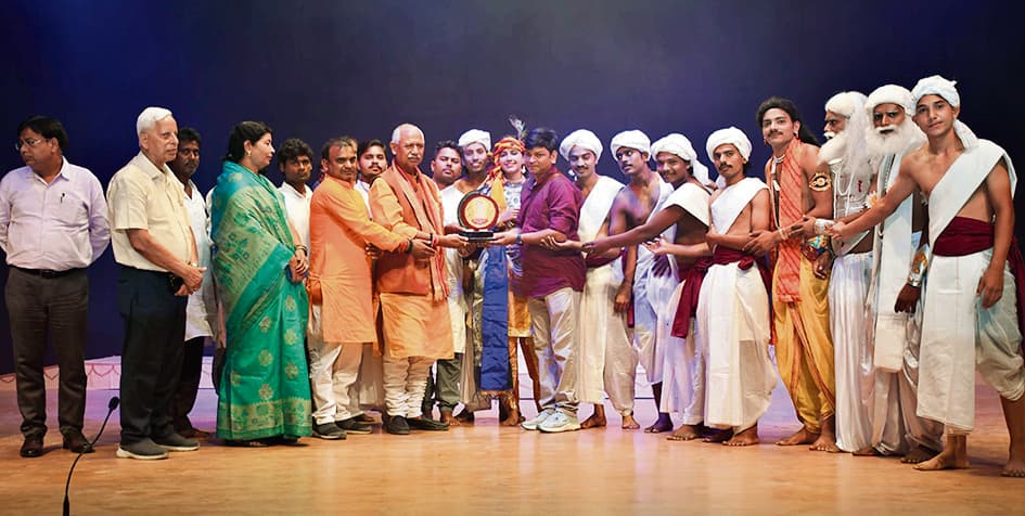 Chhapra News : रामधारी सिंह दिनकर की काव्यकृति कुरुक्षेत्र का हुआ मंचन