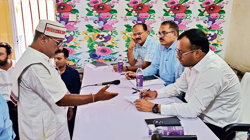 siwan news. भूमि संबंधित शिकायत मिलने पर एक कर्मचारी हुआ सस्पेंडफ़ोटो.30. मैरवा प्रखंड में जनता दरबार मे डीएम ग्रामीणों की समस्या को सुनते हुएफोटो.31. जनता दरबार में तीनों प्रखंड ग्रामीण अपनी बारी का इंतजार करते हुएसंवाददाता, मैरवापूर्व निर्धारित कार्यक्रम के अनुसार डीएम मुकुल कुमार गुप्ता ने बुधवार को प्रखंड परिसर में जनता दरबार लगाकर ग्रामीणों के दर्जनों मामले की सुनवाई किया. जनता दरबार में गुठनी, मैरवा व नौतन से फरियादी राशन, आवास, भूमि, सिंचाई, पेंशन, शिक्षा, पैक्स, सड़क निर्माण में धांधली, बिजली सहित अन्य मामले को लेकर पहुंचे थे. डीएम ने अपने चार घंटे की सुनवाई में 150 से अधिक मामलों का संबंधित अधिकारियों को आन द स्पॉट निपटारा करने का निर्देश दिया. जनता दरबार में सबसे अधिक राशन कार्ड, आवास और भूमि के मामले आये थे.वहीं, दूसरी ओर भूमि संबंधित मामले में शिकायत मिलने पर बभनौली पंचायत के राजस्व कर्मचारी को सस्पेंड करने का निर्देश दिया. बड़का मांझा के किसानों के धरना प्रदर्शन के बाद आज तक नहर में पानी नहीं पहुंचने पर डीएम ने दो घंटे में नहर में पानी पहुंचाते हुए फ़ोटो भेजने का निर्देश सिंचाई विभाग के कार्यपालक अभियंता को दिया है. बहुत से किसानों ने पैक्स में नाम नहीं जोड़ने की शिकायत किया है. जिसको लेकर डीएम ने सभी बीसीओ को निर्देश दिया कि किसी भी किसानों का नाम नहीं छूटना चाहिए. इसके बाद शिकायत आने पर कार्रवाई की बात कही. एमओ और सीडीपीओ पर कार्य में लापरवाही करने पर फटकार लगायी. नगर के वार्ड 10 के पार्षद सूरज कुमार ने ब्लाक परिसर में मछली का कचड़ा फेंकने की शिकायत किया. वार्ड 10 के लोगों ने मझौली चौक से प्राण गढ़ी जाने वाली जर्जर सड़क निर्माण की मांग किया. समाज सेवी प्रभु बरनवाल ने मैरवा में स्थायी बस स्टैंड, 40 वर्षो से रुक रही ट्रेनों को चालू करने, कन्या हाई स्कूल का जमीन उपलब्ध कराने के साथ नगर को अतिक्रमण मुक्त करने की मांग किया.जनता दरबार के बाद डीएम ने तीनों प्रखंडों के पदाधिकारियों के साथ बैठक किया है. जिस विभाग में ज्यादा शिकायते आयी है उस पदाधिकारी को फटकार लगाते हुए अंतिम चेतावनी दिया. वहीं डीसीएलआर शाहबाज खान ने कई मामलों का निष्पादन किया. बड़गांव पंचायत से बंदोबस्ती के लिए पहुंची महिलाओं की समस्या का जांच करने का निर्देश राजस्व कर्मचारी को दिया गया. डीएम ने खासकर भूमि राजस्व कर्मियों और पदाधिकारियों को सख्त निर्देश दिया कि अगर किसी तरह की अनियमितता पायी जायेगी तो र्कारवाई तय है. जनता दरबार मे प्रशिक्षु आईएस नेहा कुमारी, एडीएम उपेंद्र प्रसाद सिंह, अपर समाहर्ता रेयाज अहमद, एसडीओ सुनील कुमार, डीसीएलआर शाहबाज खान सहित तीनों प्रखंड के बीडीओ, सीओ सहित सभी विभाग के पदाधिकारी मौजूद थे.<bha>--</bha><bha>--</bha><bha>--</bha><bha>--</bha><bha>--</bha><bha>--</bha><bha>--</bha><bha>--</bha><bha>--</bha><bha>--</bha><bha>--</bha><bha>--</bha><bha>--</bha><bha>--</bha><bha>--</bha><bha>--</bha><bha>--</bha><bha>--</bha><bha>--</bha><bha>--</bha><bha>--</bha><bha>--</bha><bha>--</bha><bha>--</bha><bha>--</bha><bha>--</bha><bha>--</bha><bha>--</bha><bha>--</bha><bha>--</bha><bha>--</bha><bha>--</bha><bha>--</bha><bha>--</bha>-मुखिया के साथ बैठक कर स्मार्ट मीटर लगाने पर चर्चामैरवा. डीएम मुकुल कुमार गुप्ता ने जनता दरबार खत्म होने के बाद तीनों प्रखंड के मुखिया के साथ बैठक कर स्मार्ट मीटर लगाने पर चर्चा किया. जिसमें मुखिया ने कहा कि ग्रामीणों में स्मार्ट मीटर को लेकर बिजली विभाग ग्रामीणों को जागरूक करे. इसके साथ सभी सरकारी कार्यालयों तथा पंचायतों में पंचायत भवन में पुराना मीटर के साथ स्मार्ट मीटर लगाकर ग्रामीणों को जागरूक करने की मांग की गयी. मुखिया ने कहा कि इस पहल से ग्रामीणों में स्मार्ट मीटर को लेकर जो असमंजस बनी है उसे दूर किया जा सकता है. डीएम ने बिजली विभाग के एसडीओ और जेईई को स्मार्ट मीटर को लेकर ग्रामीणों को जागरूक करने का निर्देश दिया.