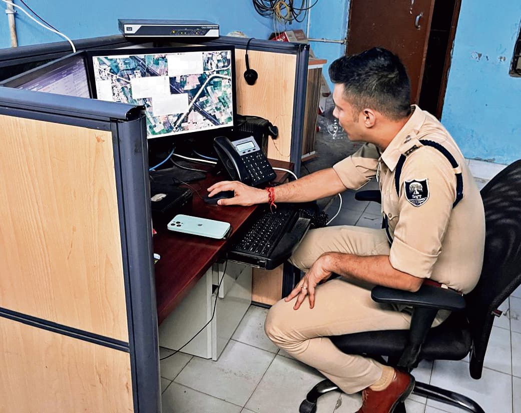 Gopalganj News : सीसीटीवी कैमरों को बंद देख एसपी हुए गंभीर, पूजा के पहले दुरुस्त कराने का दिया आदेश