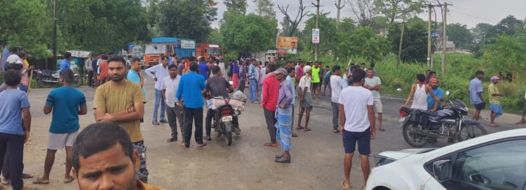 Bokaro News: करंट से आदिवासी महिला की मौत, आक्रोशित लोगों ने की सड़क जाम