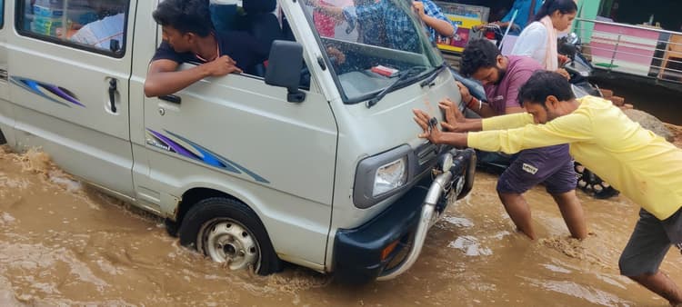 Giridih News: सरिया नगर पंचायत की सड़कें हुई जलमग्न