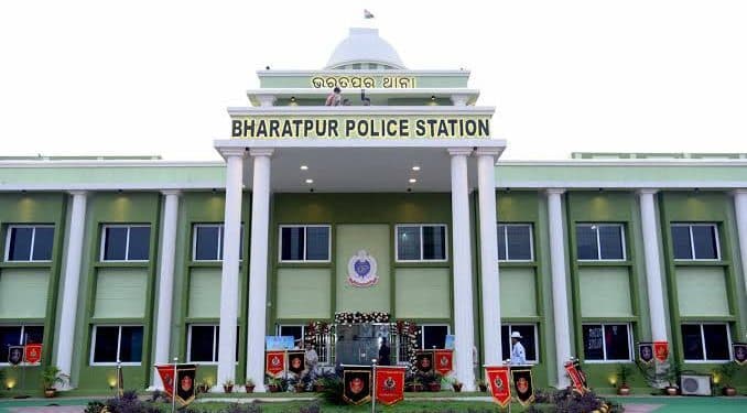 Odisha News: क्राइम ब्रांच ने सैन्य अधिकारी व मंगेतर से मारपीट व यौन उत्पीड़न मामले का नाट्य रूपांतरण किया