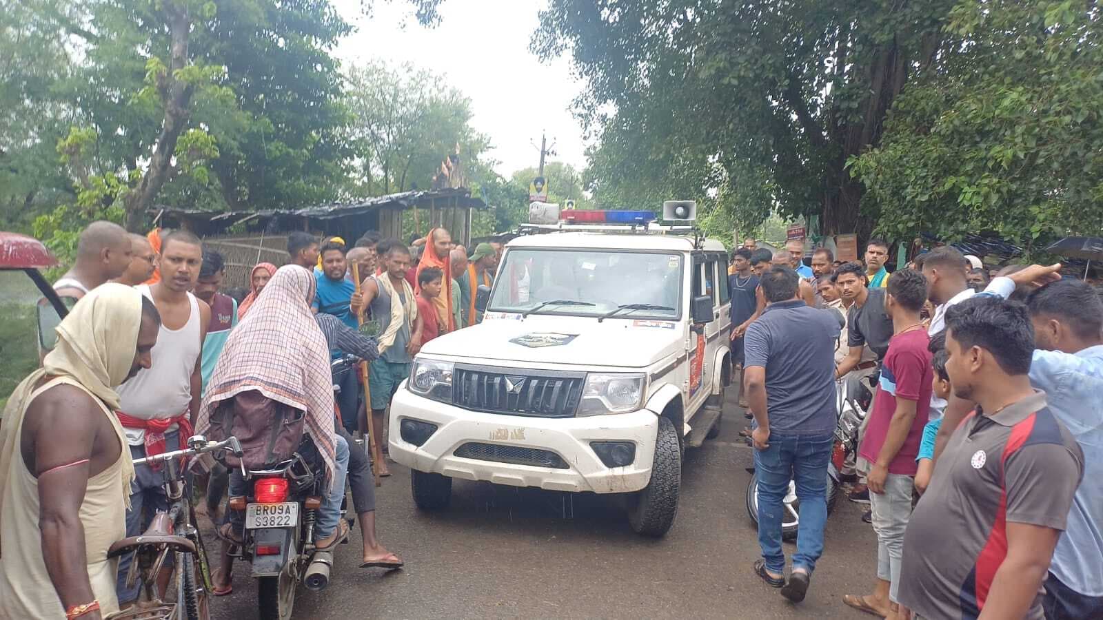 कट्टा के साथ युवकों को ग्रामीणों ने पुलिस को सौंपा