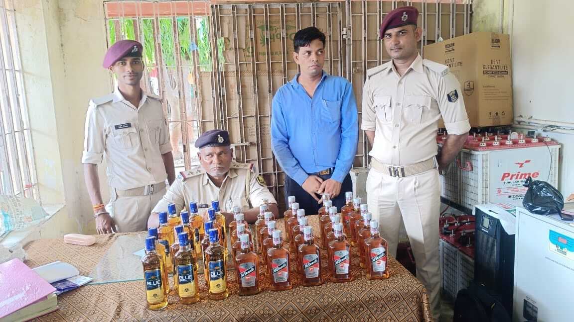 पूर्वा एक्सप्रेस से शराब बरामद, तस्कर गिरफ्तार