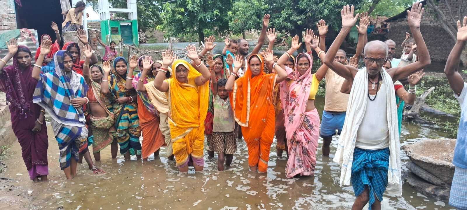 बाढ़ राहत सामग्री नहीं मिलने पर ग्रामीणों ने व्यक्त किया आक्रोश