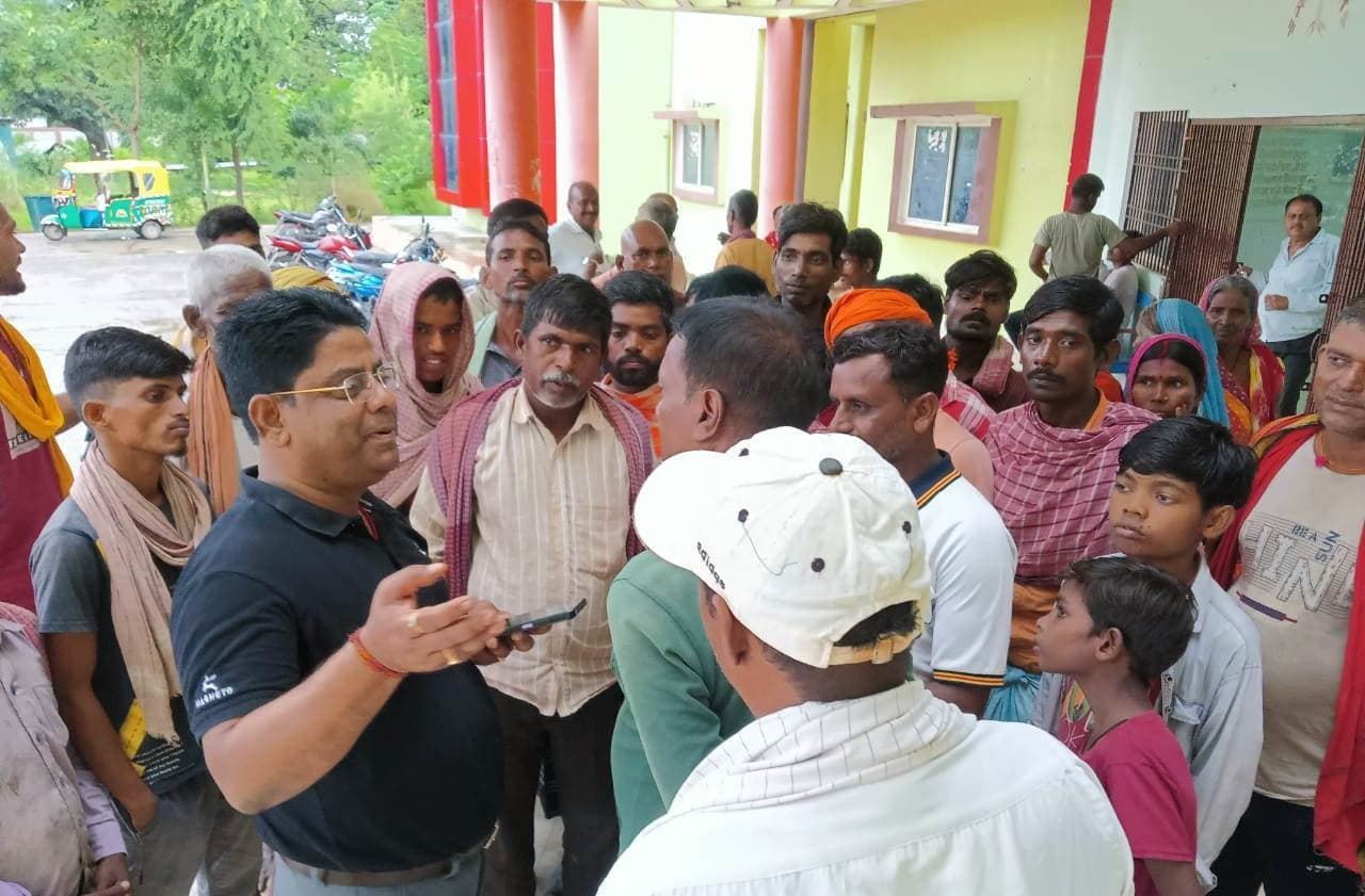 Bhagalpur News: प्लास्टिक व राहत की मांग को लेकर बाढ़ पीड़ितों ने किया एनएच जाम