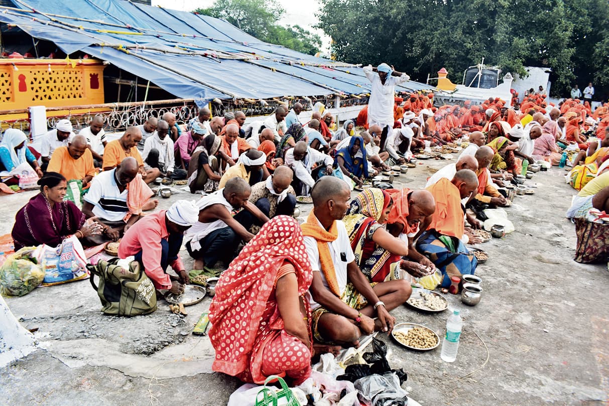 Gaya News : पितरों के मोक्ष के लिए 16 वेदी स्थलों पर पिंडदान