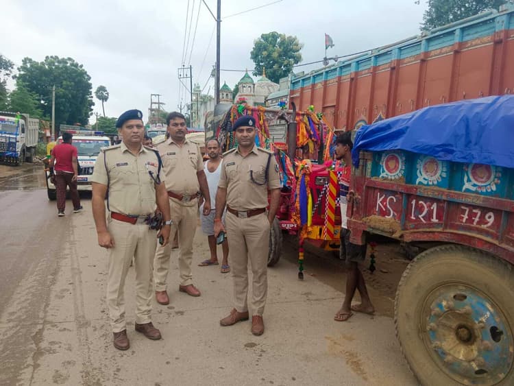 बिहटा में बालू लदे चार वाहन किये गये जब्त, चालक फरार