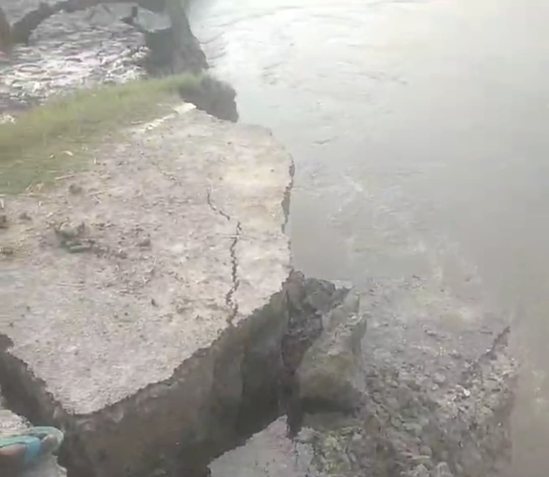 Darbhanga News : कोसी नदी तेजी से कर रही कटाव, ब्रहमोतरा सड़क का वजूद संकट में