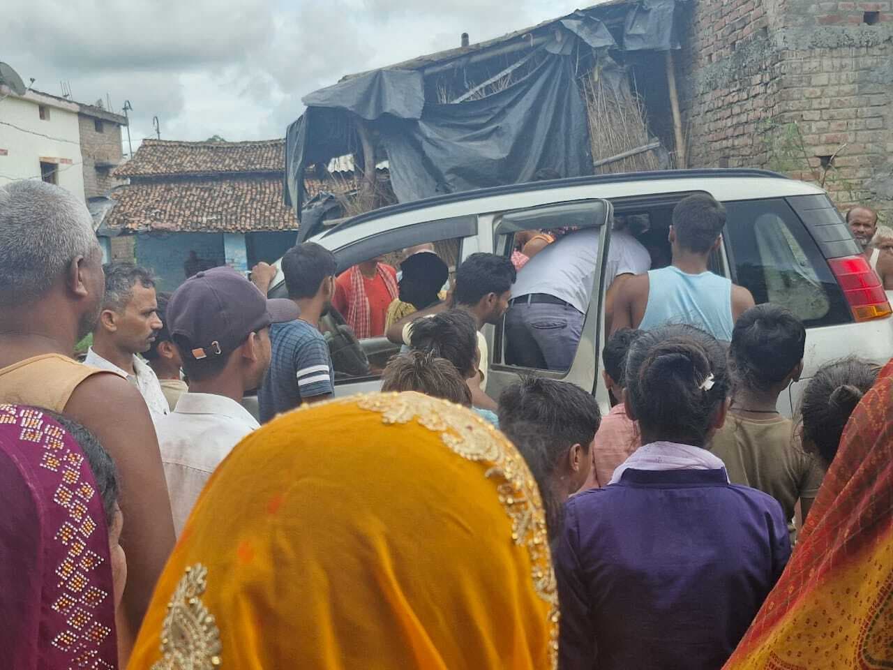 Darbhanga News : कर्ज के बोझ तले दबे अनाज कारोबारी की फंदे से लटकती मिली लाश