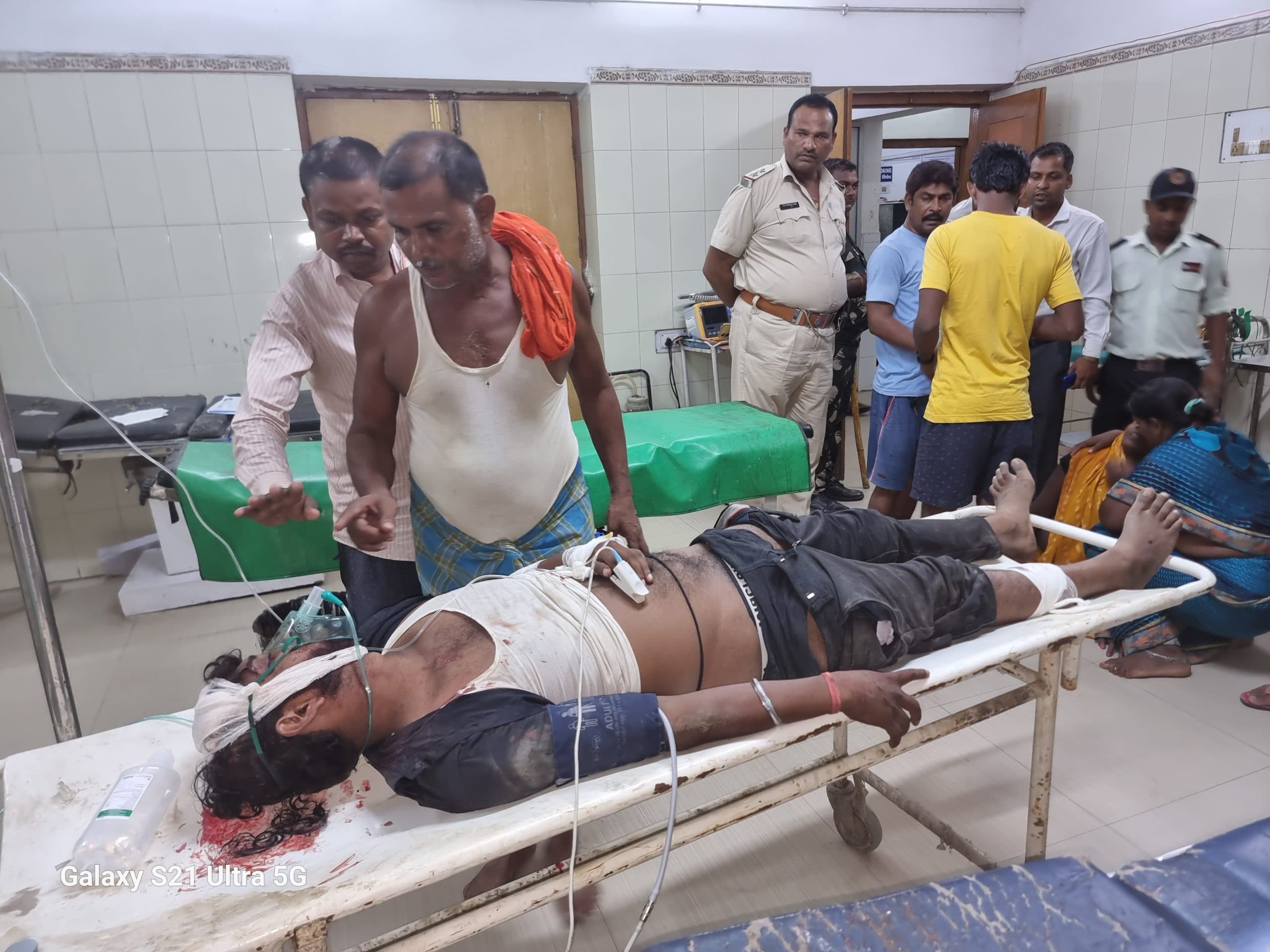 Young man beaten with rod, unconscious: रॉड से पीटकर युवक को किया बेहोश, भर्ती