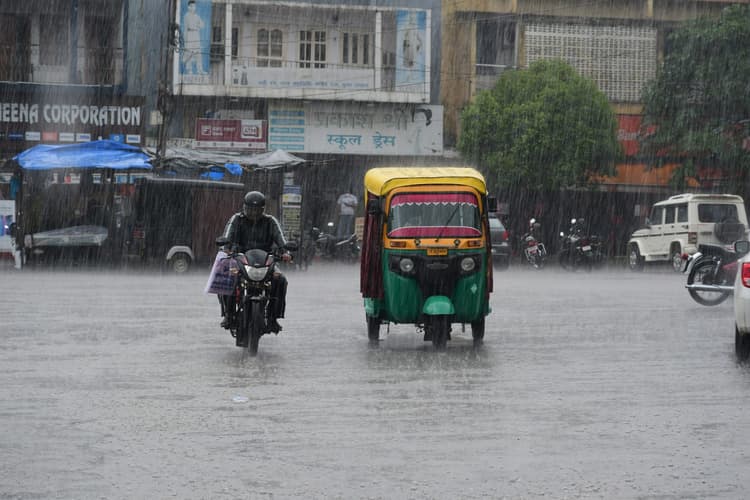 Bokaro News: कभी रिमझिम, तो कभी झमाझम बारिश ने बोकारो की रफ्तार की सुस्त