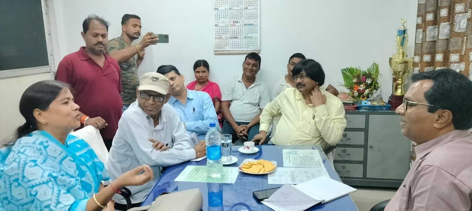 Dhanbad News:बीसीकेयू नेता पर कार्रवाई की मांग को ले जीएम से मिलीं विधायक