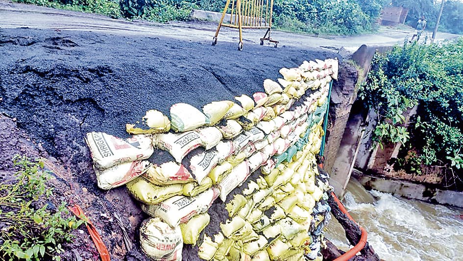 राख और मिट्टी से बना पुल दे रहा खतरे को आमंत्रण