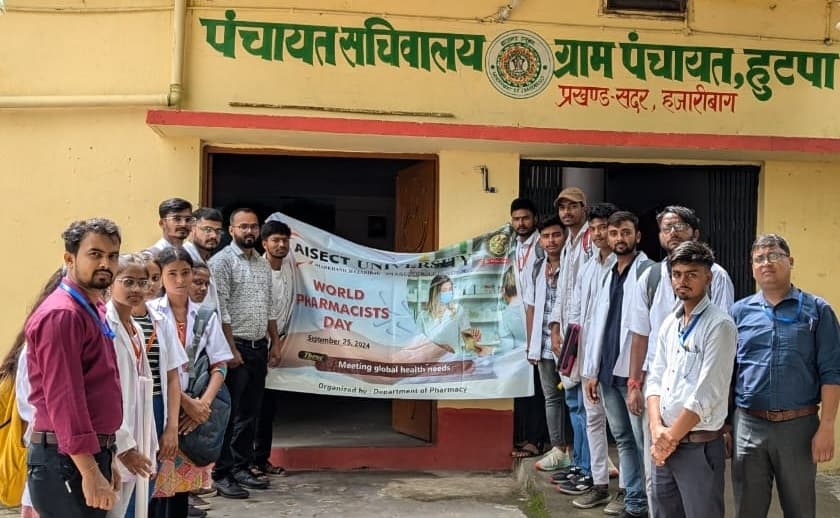 आइसेक्ट विवि के फार्मेसी विभाग ने लगाया स्वास्थ्य जांच शिविर