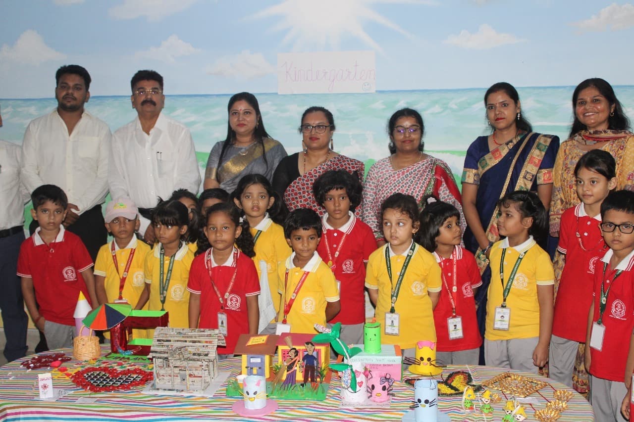 इंटरनेशनल पब्लिक स्कूल पूर्णिया में वेस्ट टू आर्ट प्रदर्शनी का आयोजन