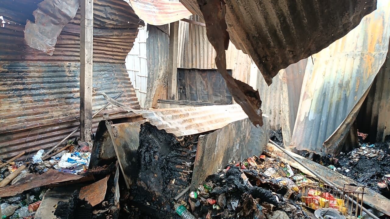 वज्रपात से लगी आग में पान दुकान राख