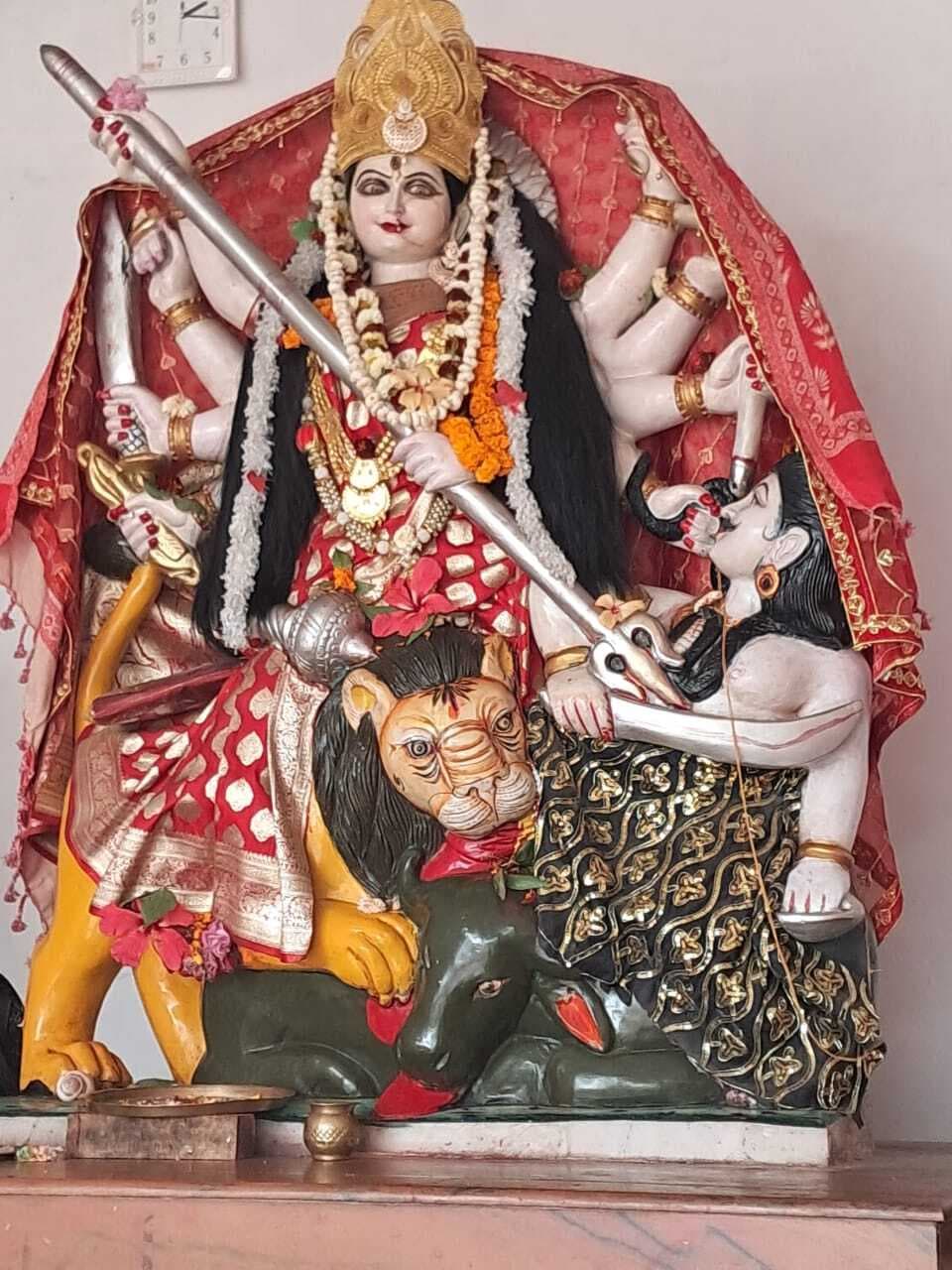 पूर्वी रेलवे कॉलोनी दुर्गा मंदिर में बंगला पद्धति से आज भी होती है पूजा