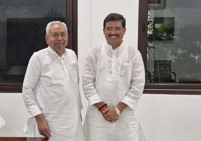 मुख्यमंत्री से मिले संतोष कुशवाहा, विकास कार्यों पर की चर्चा