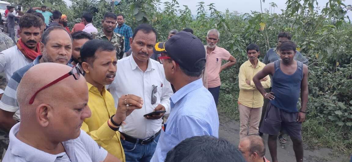 गाड़ियों की रफ्तार पर लगाम को लेकर कांग्रेस ने दिया धरना