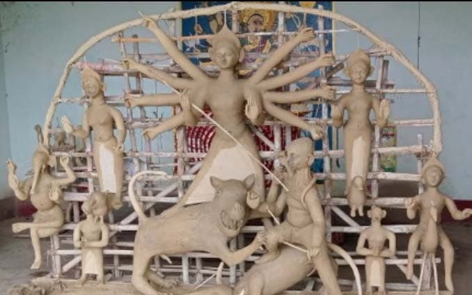 दुर्गा मंदिरों में प्रतिमा को मूर्त रूप देने में जुटे मूर्तिकार