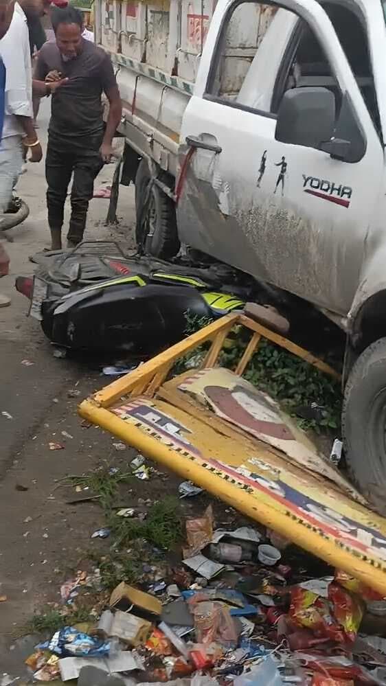 अनियंत्रित पिकअप ने दुकान में मारी टक्कर, दो घायल, दो बाइक क्षतिग्रस्त
