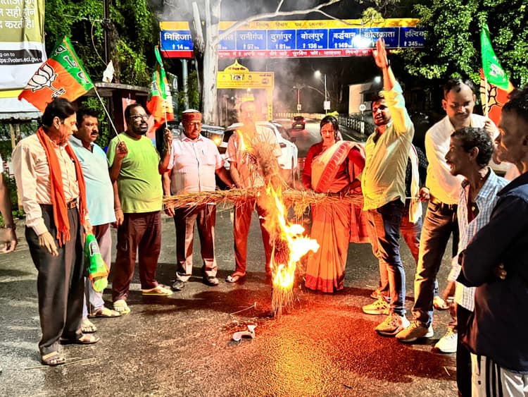 भाजयुमो कार्यकर्ताओं ने सीएम का पुतला दहन किया