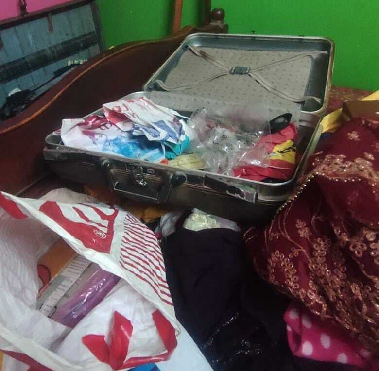 प्रमुख ::फौजी वर्दी में आये अपराधियों ने घर घुस कर की 1.15 लाख की डकैती