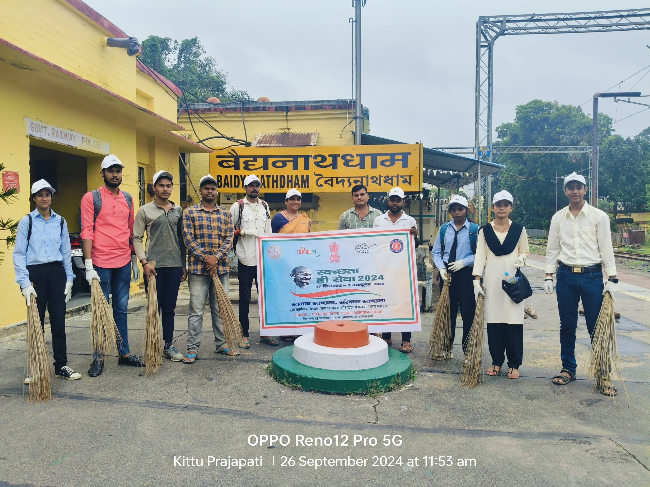 एनएसएस स्वयंसेवकों ने बाबा मंदिर व बैद्यनाथधाम स्टेशन में की सफाई