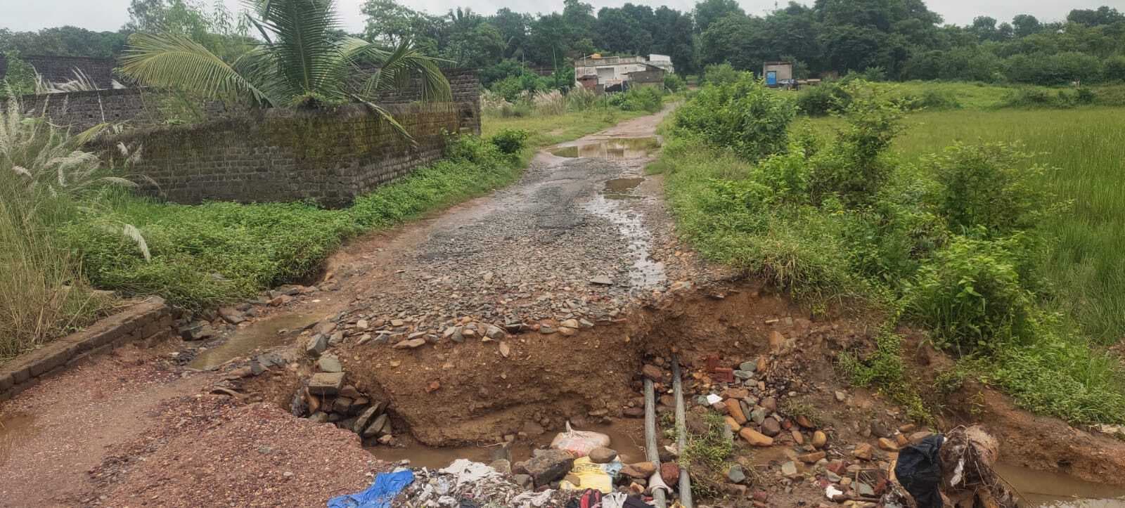 Jamshedpur News : बारिश में बह गयी कोचाकुल्ही की सड़क, चलना भी मुश्किल