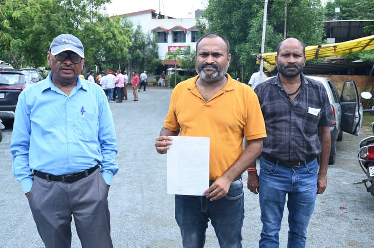 Jamshedpur News : मृत पायलट के पिता और भाई पहुंचे सोनारी थाना, कहा- बेटे को मारा गया है