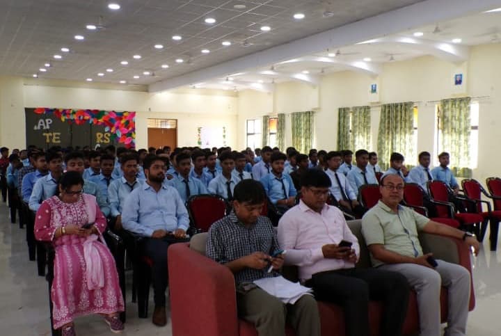 इंजीनियरिंग कॉलेज में नव नामांकित छात्रों का ओरिएंटेशन सह इंडक्शन कार्यक्रम जारी