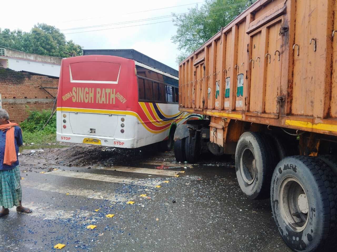 हादसा :: बस और हाइवा में टक्कर, चालक गंभीर रूप से घायल