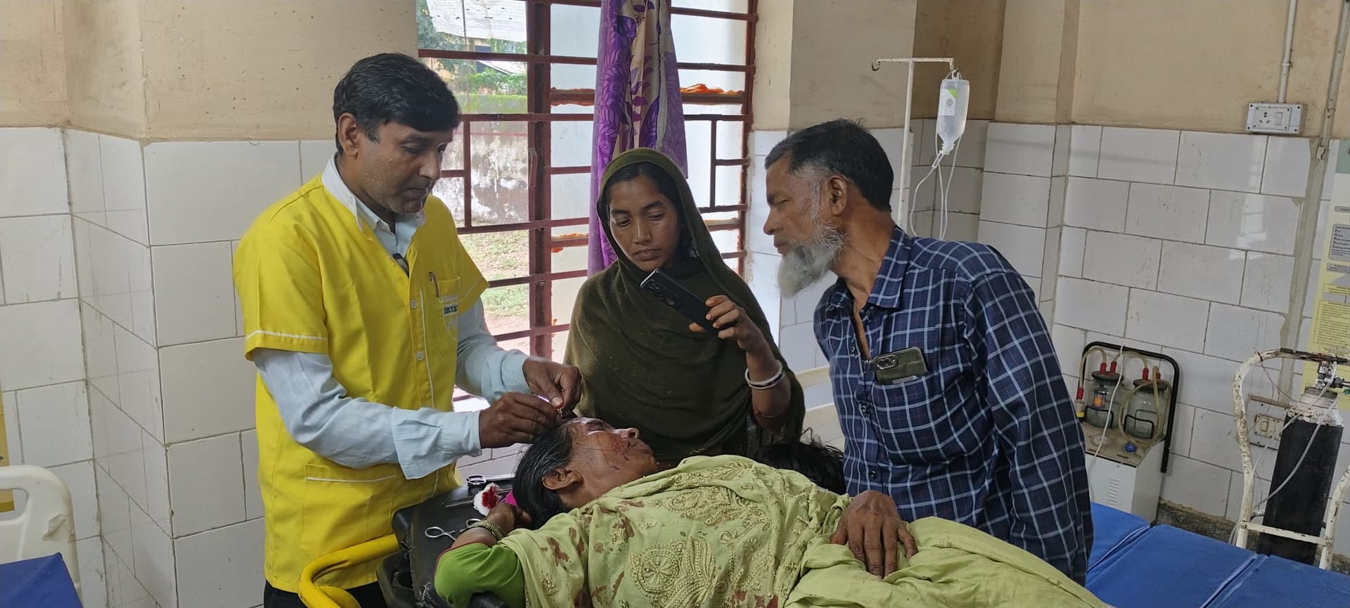 बच्चों के अमरूद तोड़ने पर आपस में ही भिड़ीं महिलाएं, चार जख्मी
