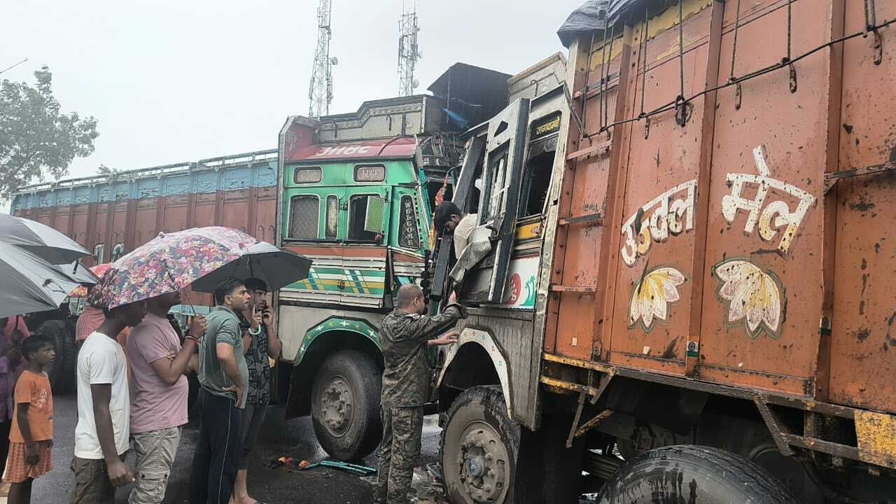 दो ट्रकों के बीच आमने-सामने की टक्कर में चालक व उपचालक बुरी तरह घायल, बुढ़ैई बाजार के निकट तीन घंटे सड़क जाम