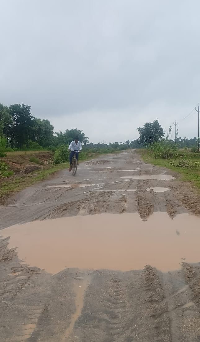 कच्ची सड़क की वजह से बारिश के दिनों में छात्रों का पढ़ाई हो जाता है बाधित