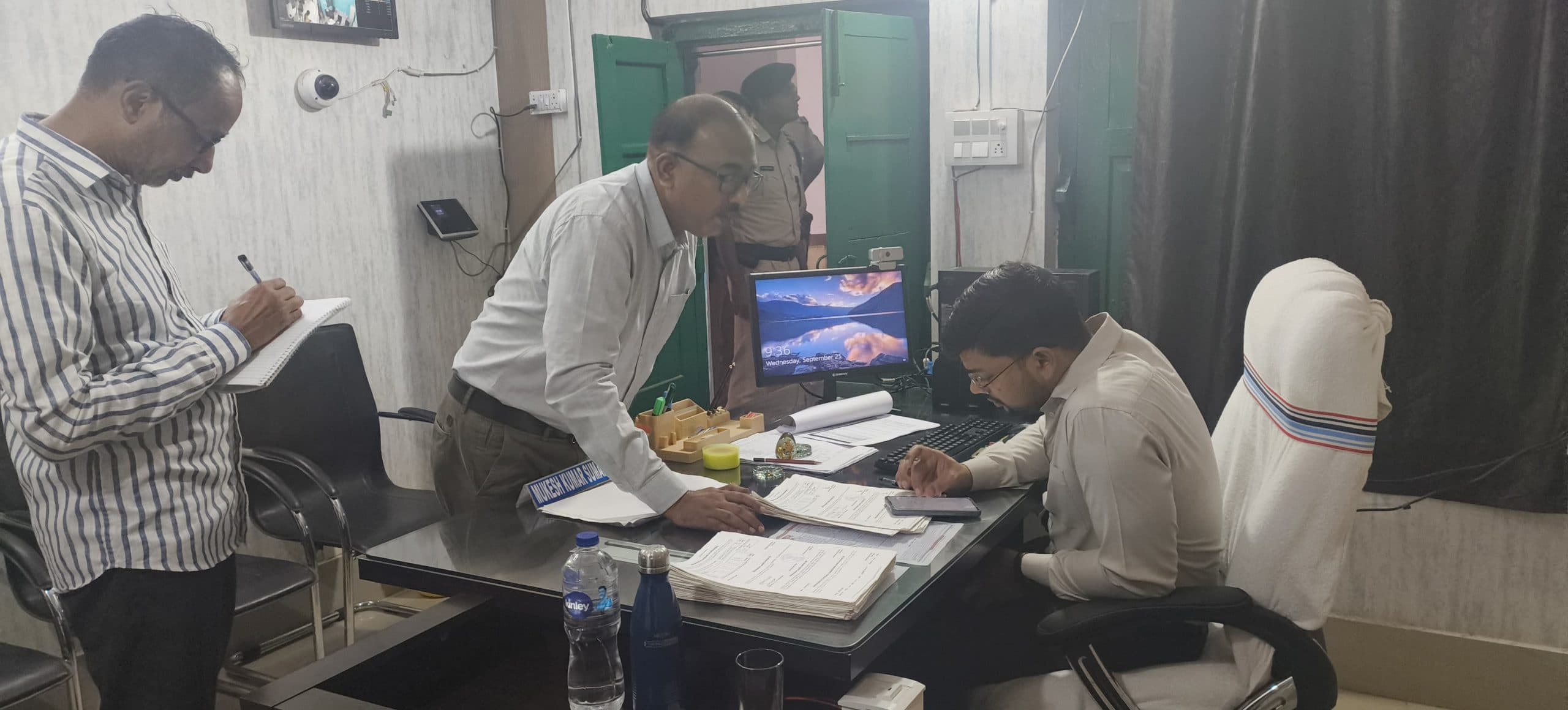 डीएम के औचक निरीक्षण में अमरपुर सीओ समेत कई अधिकारी व कर्मी पाये गये अनुपस्थित, वेतन पर रोक