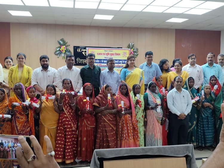 मकान बनाने के लिए 84 भूमिहीन परिवारों को मिला भूमि का पर्चा