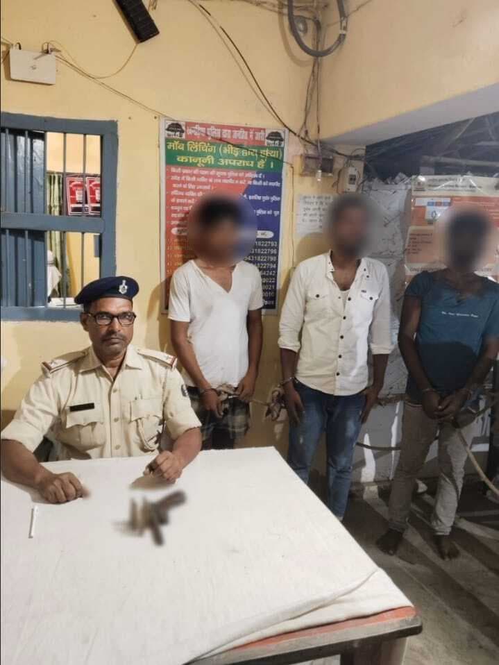 लोडेड कट्टा व कारतूस के साथ तीन बदमाश गिरफ्तार
