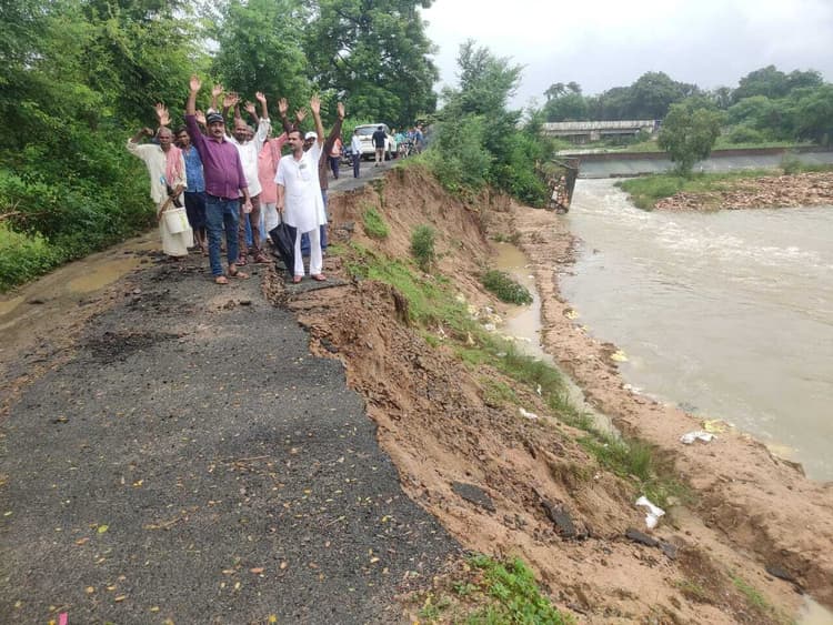 बारिश से निर्माणाधीन ग्रामीण सड़क का तीन हिस्सा लोहागढ़ नदी में समाया