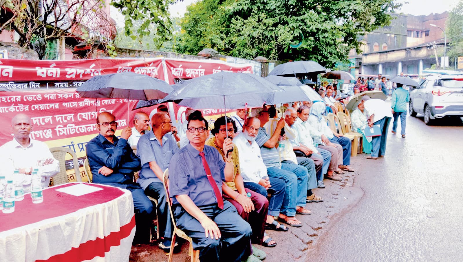 रानीगंज की खस्ताहाल सड़कों की मरम्मत की मांग पर रानीगंज सिटीजंस फोरम का प्रदर्शन