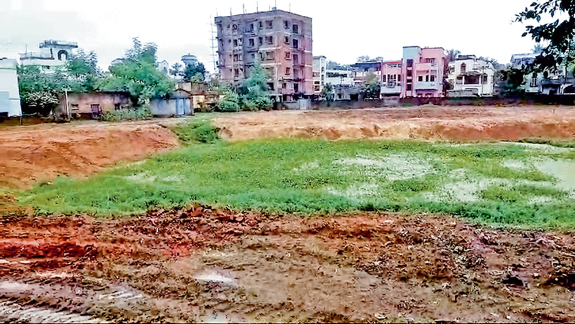 मास्टर सूर्यसेनपल्ली में पुरजोर विरोध से थमी तालाब भराई