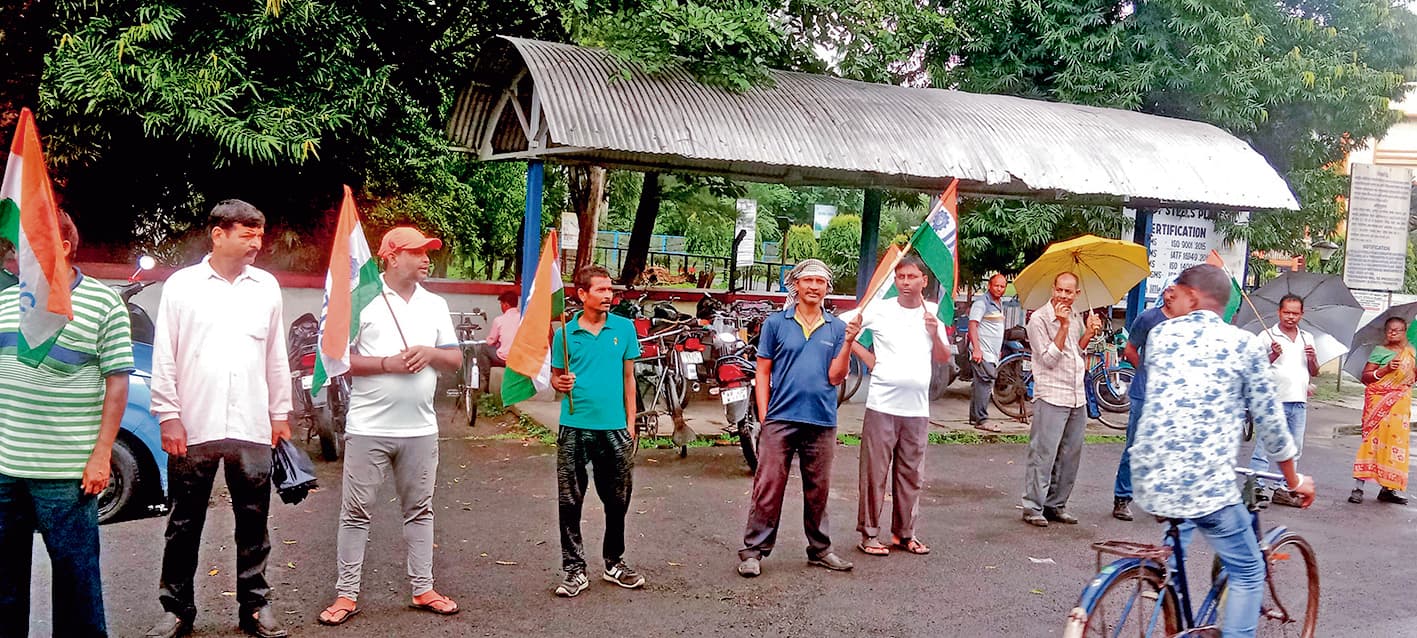 बोनस सहित विभिन्न मुद्दों को लेकर एएसपी गेट के समीप इंटक का प्रदर्शन