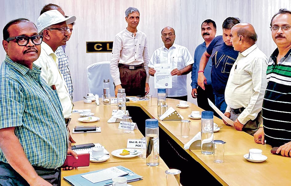 भाजपा नेता की जीएम से मुलाकात के बाद बदला निर्णय, कई दुकानें पहले ही हुईं खाली