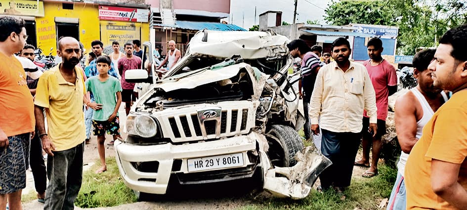 siwan news. बरातियों से भरा स्कॉर्पियो ट्रक से टकराया, एक बच्चे की मौत, छह घायल