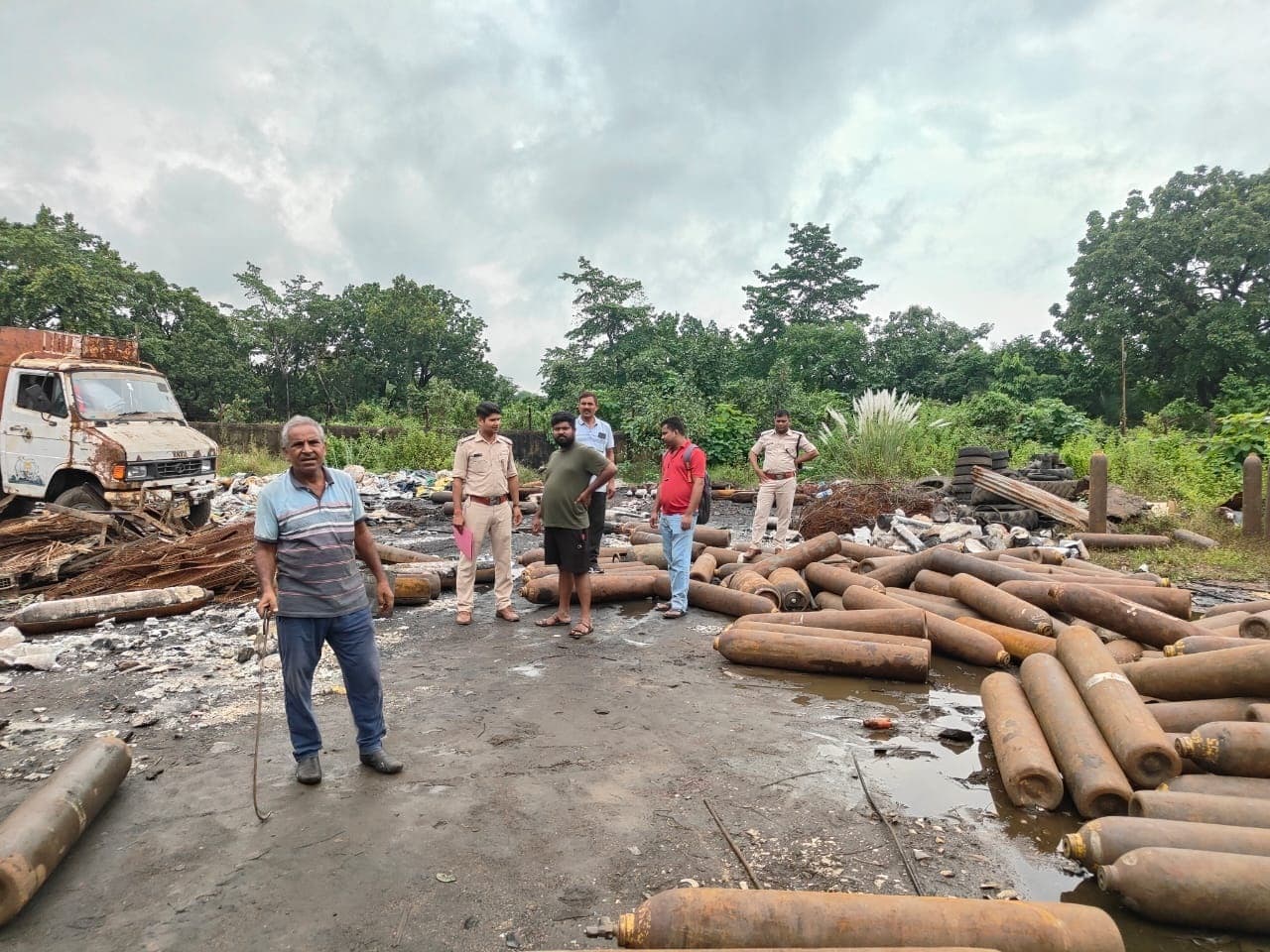 Bokaro News: कबाड़ी गोदाम से 200 खाली ऑक्सीजन सिलिंडर जब्त