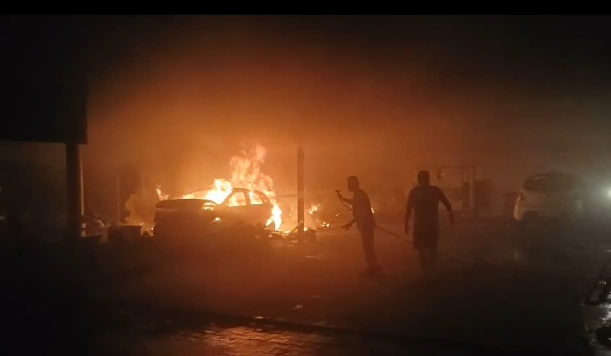 Giridih News: ऑटो मोबाइल सर्विस सेंटर में लगी आग, दो कार व सात वाहन जले, 50 लाख का नुकसान