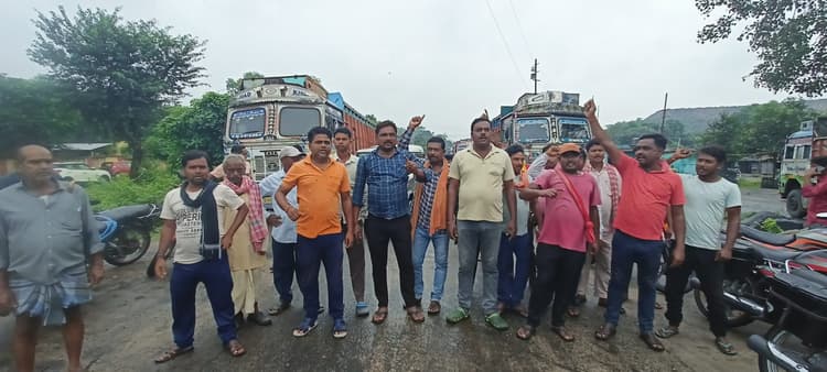 कोयला ऑफर कम मिलने से अड़खा लीडरों ने प्रबंधन के खिलाफ किया प्रदर्शन, जताया आक्रोश