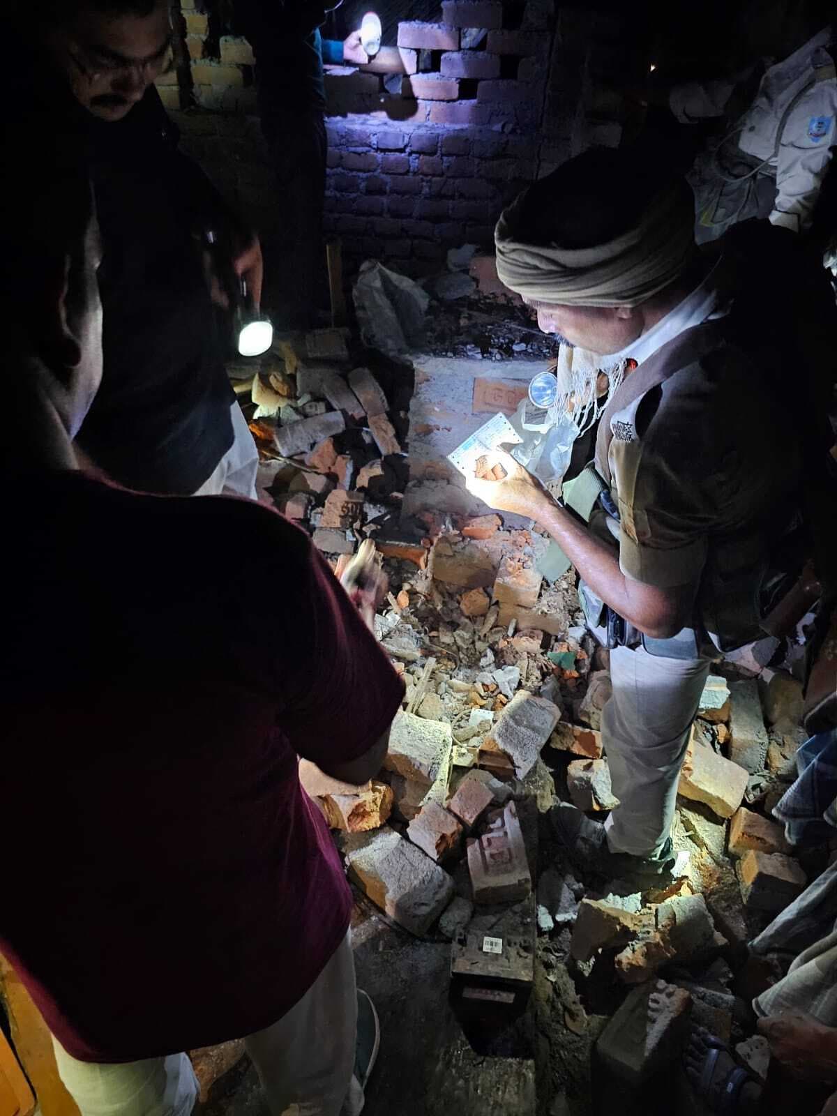 नवीनगर गांव में बम से उड़ा था घर, पुलिस ने मकान मालिक को किया गिरफ्तार