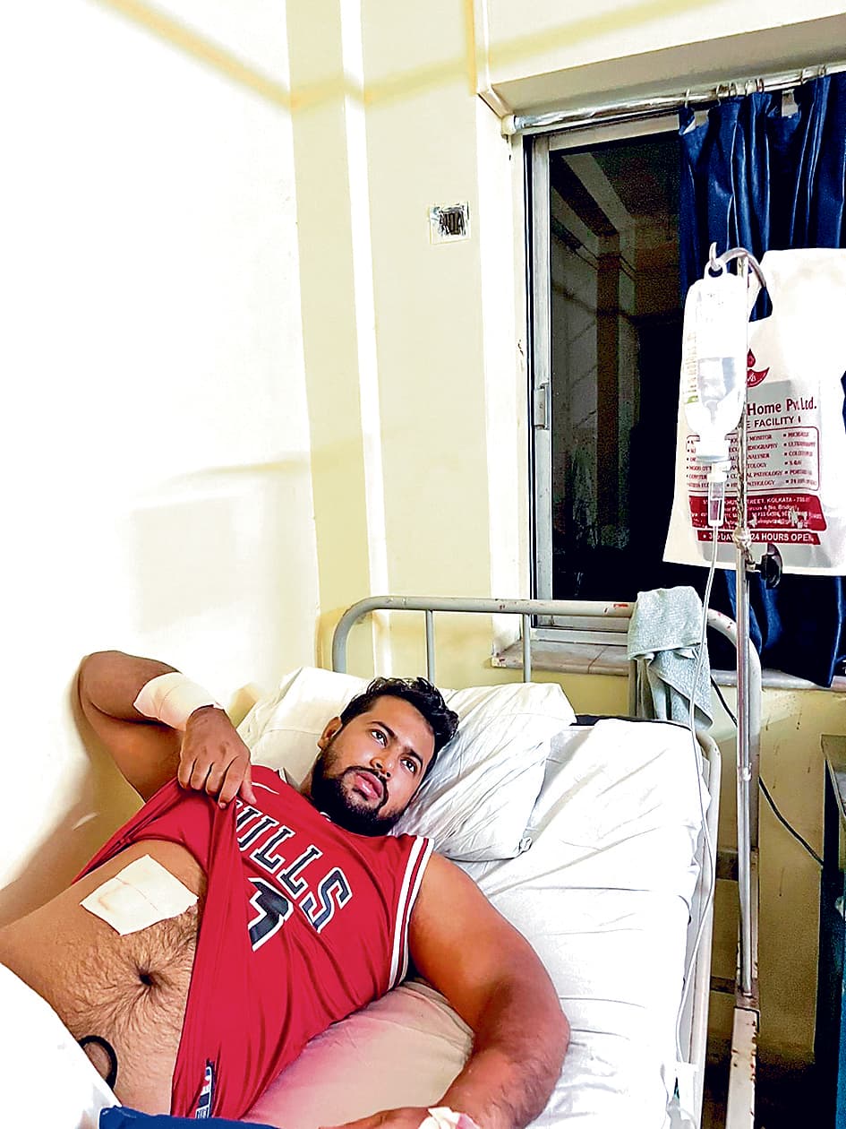 डॉक्टर को बचाने आये दो युवकों पर जानलेवा हमला